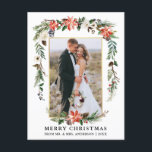 新しい金ゴールドフレーム水色の冬のフローラ ポストカード<br><div class="desc">水の色エレガント冬のフローラ新着写真メリークリスマスカードは、美しい水色の赤いポインテータ、植物性の緑、冬の葉、ホリーベリー、白いバラ、綿、松のコーンと青い果実を含む。金ゴールドフレーム</div>