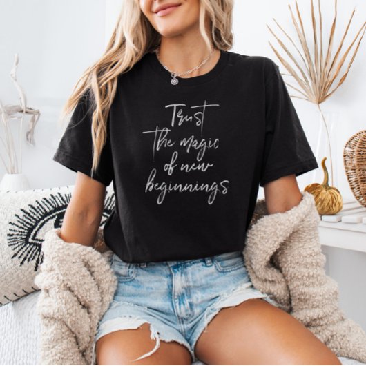 新しい開始スクリプトの魔法を信頼する Tシャツ