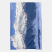 新しい雪と雲でパイクピーク キッチンタオル (縦)