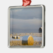 新しい雪3の後の素朴な納屋および干し草ベール メタルオーナメント (左)