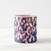 新しい順序-微妙な一線-写実的な丸薬 ツートーンマグカップ (中央)