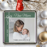 新しいMom初めてのクリスマス写真 メタルオーナメント<br><div class="desc">お祝母さんとして初めてのこの特別な記念オーナメント。この緑の魅力的クリスマスツリーのオーナメントをパーソナライズすると、あなたの写真とあなたのベビー、あなたのベビーの名前と誕生日。</div>