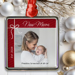 新しいMom初めてのクリスマス写真 メタルオーナメント<br><div class="desc">お祝母さんとして初めてのこの特別な記念オーナメント。この魅力的クリスマスツリーのオーナメントを、あなたとベビーの写真とベビーの名前と誕生日でパーソナライズする。</div>