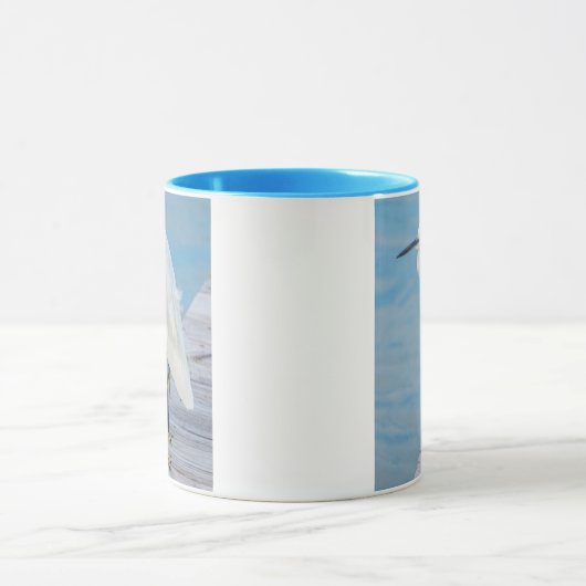 新しいSmyrnaビーチ、Snowy Egret on波止場 マグカップ (中央)