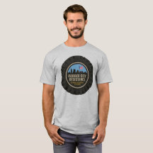 新しくなったラバーシティレジスタンスのロゴがプリントされたメンズTシャツ