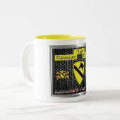 新しくカッコいい再設計された第1騎兵部門 ツートーンマグカップ (正面左)