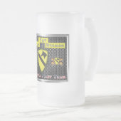 新しくカッコいい再設計された第1騎兵部門 フロストグラスビールジョッキ (正面右)