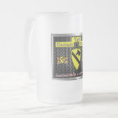 新しくカッコいい再設計された第1騎兵部門 フロストグラスビールジョッキ (正面左)