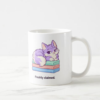 新しく占領された かわいいライラックカラーの猫ちゃんと洗濯物 コーヒーマグカップ