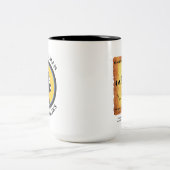 新しく頭が切れるなギアの穴居人は本のマグを読みます ツートーンマグカップ (中央)