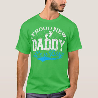 新し動揺してい誇りを持ったパパを見る男の子 Tシャツ