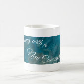 新し聞い意識マグ付きの コーヒーマグカップ (中央)