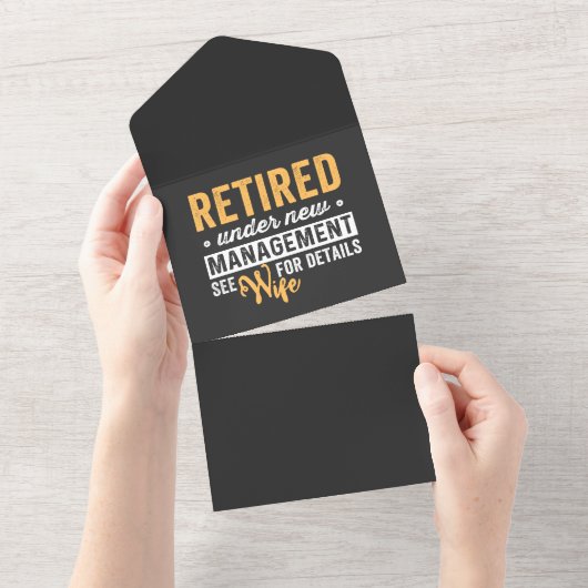 新し退職したい経営の下で、妻に詳細を求める オールインワン招待状 (貼ってはがせる)