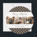 新エレガント素朴婚クリスマスカード シーズンカード<br><div class="desc">素朴な格子柄の写真エレガント新婚クリスマスカードの背景には雪のような黒とカーキのバッファローの格子柄が描かれ、中央には3枚の写真が飾られ、上には美しい手書き文字のタイトルが付いている。画像、文字、おメリー客様の家族の名前と一緒に結婚した、このプレイドとクリスマスカードを簡単にパーソナライズする。</div>