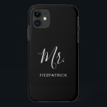 新シンプルモダン婚の新郎氏エレガント iPhone 11 ケース<br><div class="desc">黒地シンプルに白の姓と共にスクリプエレガントトに「ミスター」と電話ケース。このモダン電話素晴らし箱は新郎に贈り物をする。</div>