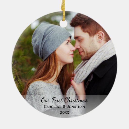 新パーソナライズされたしい写真Our初めてのクリスマス セラミックオーナメント (裏面)