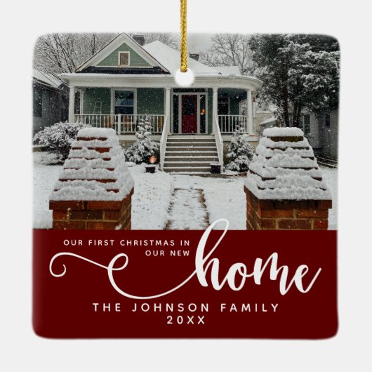 新パーソナライズされたしい家での初めてのクリスマス セラミックオーナメント (裏面)