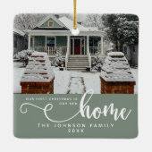 新パーソナライズされたしい家での初めてのクリスマス セラミックオーナメント (裏面)