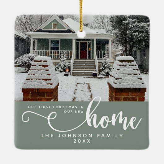 新パーソナライズされたしい家での初めてのクリスマス セラミックオーナメント (裏面)
