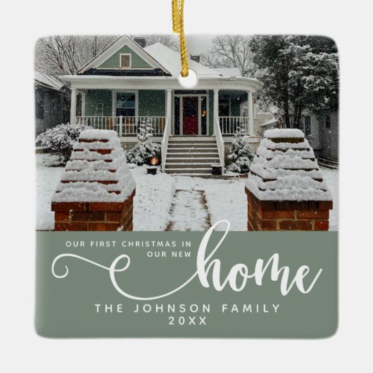 新パーソナライズされたしい家での初めてのクリスマス セラミックオーナメント (正面)