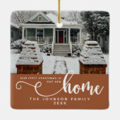 新パーソナライズされたしい家での初めてのクリスマス セラミックオーナメント (裏面)