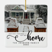 新パーソナライズされたしい家での初めてのクリスマス セラミックオーナメント (裏面)