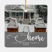 新パーソナライズされたしい家での初めてのクリスマス セラミックオーナメント (裏面)