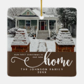 新パーソナライズされたしい家での初めてのクリスマス セラミックオーナメント (裏面)
