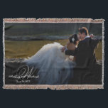 新パーソナライズされた婚KEEPSAKEモノグラム写真 スローブランケット<br><div class="desc">新作パーソナライズされたKEEPSAKE Monogram Photo Throw – コットンの柔らかい暖かいスローの暖かさの下で温かいココアを嗅ぎ上げて飲む！思い出を残す美しい結婚方法だ！このデザインお気に入りのは結婚、あなたの写真を備え、毛布の上で完全なブリードモノグラムのは、あなたのモノグラムとして下の隅に離れある。このモノグラムは、あなたの家族の名前のイニシャルをライトグレーの素敵なスクリプトフォントで特徴づけ、その下に白で印刷さ後を追れ、あなたの日付で結婚す。これは豪華な思い出結婚の形見となる。プレースホルダフォトカスタマイズを自分の写真に置き換え、文字を自分の詳細で編集する簡単-シンプル!これはまた新素晴らし婚の贈り物にもなる。</div>