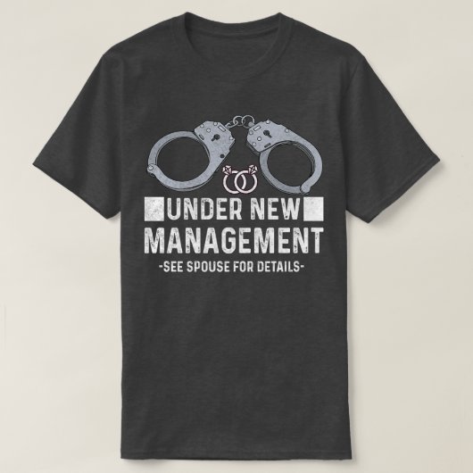 新マネジメントのもとでの独身最後の夜  結婚式前の男の友情 Tシャツ (デザイン正面)