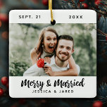 新モダン婚とメリー写真の結婚したクリスマス セラミックオーナメント<br><div class="desc">スクリプシンプルトメリータイポグラフィと写真を備えた結婚したクリスマス装飾とクリスマス。名前、日付、写真で結婚パーソナライズ。背面のオーナメントはシンプル白黒の格子模様を持つ。Blackberry Boulevardによって設計。</div>