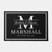 新モダン婚カップルモノグラムのたった今結婚しました ドアマット (正面)