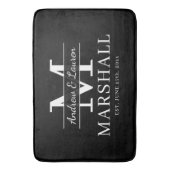 新モダン婚カップルモノグラムのたった今結婚しました バスマット (正面縦)