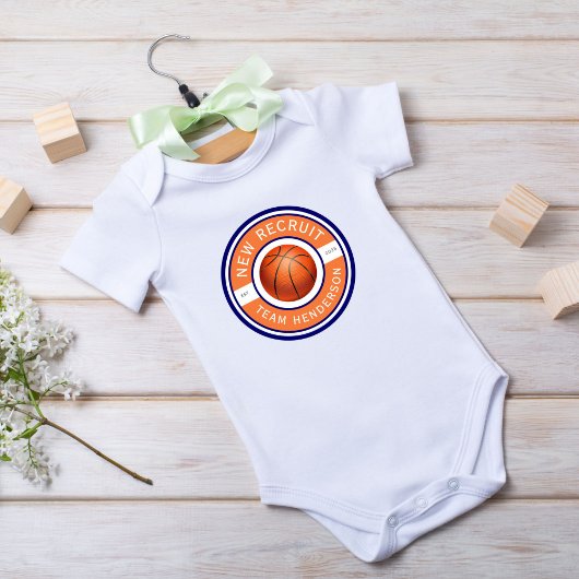 「新リクルート」カスタムファミリーネームのバスケットボールロゴ ベビーボディスーツ