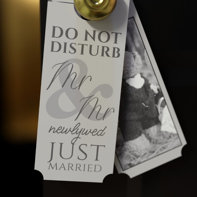 新入写真ドアハンガーのご迷惑をお掛けしない ドアノブサイン (Add your married name and photo to this gray do not disturb door hanger. Great gift for newlyweds!)