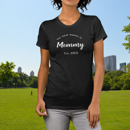 新名はMommy on Black Tシャツ