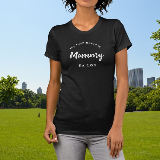 新名はMommy on Black Tシャツ