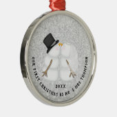 新型シルバースノーカップル初めてのクリスマス メタルオーナメント (右)