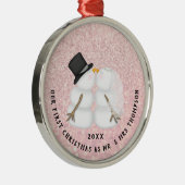 新型ピンクスノーカップル初めてのクリスマス メタルオーナメント (右)