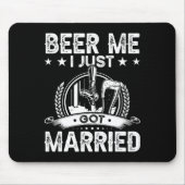 新婚で酔わせて！面白い結婚式の花婿ビール マウスパッド (正面)