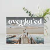 新婚のフォトカードを持つクリスマス休暇で大喜びする シーズンカード (スタンド正面)