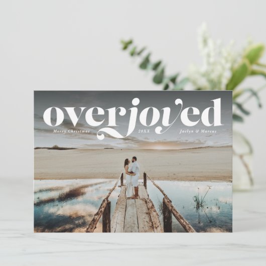新婚のフォトカードを持つクリスマス休暇で大喜びする シーズンカード (スタンド正面)