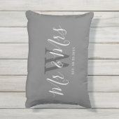 新婚のミスター・アンド・ミセス・グレーのホワイト・スクリプト・モノグラム アウトドアクッション (裏面(縦))