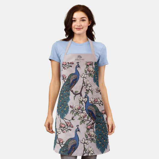 新婚のミスター&ミセス フローラル ピーコック ブラッシュ ピンク エプロン (着用した状態)