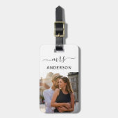 新婚のミセスと新婚旅行の脚本と写真 ラゲッジタグ (正面縦)