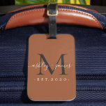 新婚のミセス・ブラック・モノグラムの名前TerraCotta ラゲッジタグ<br><div class="desc">シックでシンプルモダン文字のMr.とMrs.の白い手書きの台本の書エレガント跡とジェットブラックにあなたのモノグラムをテラコッタの背景にタグ付け。単にあなたの名結婚した前、年立ち、タイポグラフィのモノグラムを追加しスタイリッシュなさい。新婚カップルのゲストのための完璧な結婚豪華な贈り物。Happy Dolphin Studio専用。必要もしな救済連絡製品または製品に関してはhappydolphinstudio@outlook.comまでお問い合わせください。私たちはあなたの救済最も美し結婚い一日を作って嬉しい！</div>