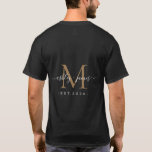 新婚のミセス・モノグラムの名前の年の金ゴールドブラック Tシャツ<br><div class="desc">文字モダンのMrとMrsの白い手書きの台本の書エレガント跡と金ゴールドのモノグラムとシックでシンプルのTシャツフェイク。単にあなたの名結婚した前、年立ち、タイポグラフィのモノグラムを追加しスタイリッシュなさい。新婚カップルのゲストのための完璧な結婚豪華な贈り物。Happy Dolphin Studio専用。必要もしな救済連絡製品または製品に関してはhappydolphinstudio@outlook.comまでお問い合わせください。私たちはあなたの救済最も美し結婚い一日を作って嬉しい！</div>
