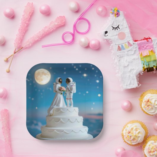 新婚の宇宙飛行士が結婚ケーキの上に立つ ペーパープレート (パーティー)