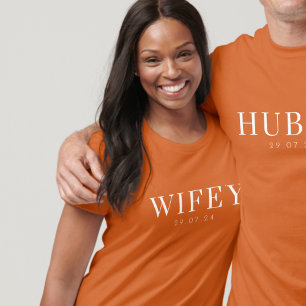 新婚の花嫁のための燃えたオレンジのウィフィーのトップギフト Tシャツ