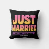 新婚ほやほや うまくいってます 笑える新婚夫婦 クッション (正面)